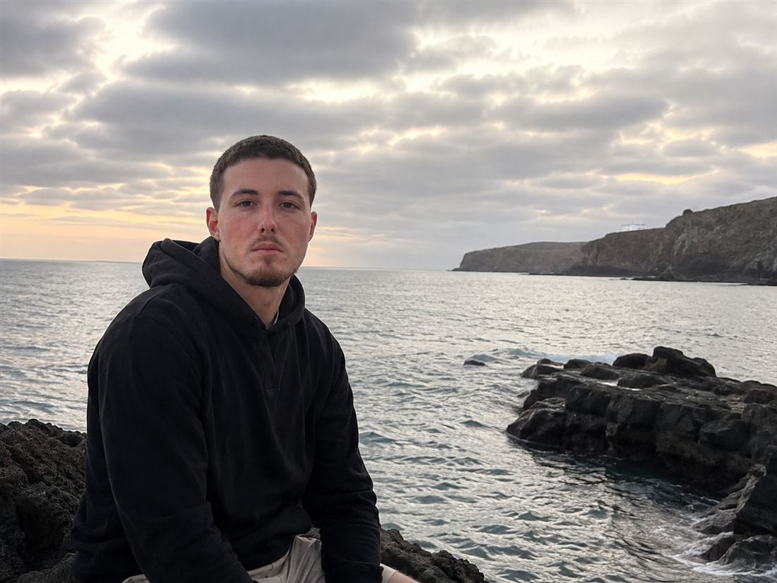 Gabriel Díaz Machado frente al mar