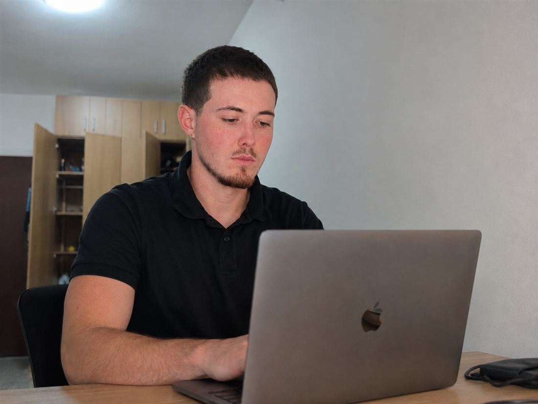 Gabriel Díaz Machado trabajando en su portátil